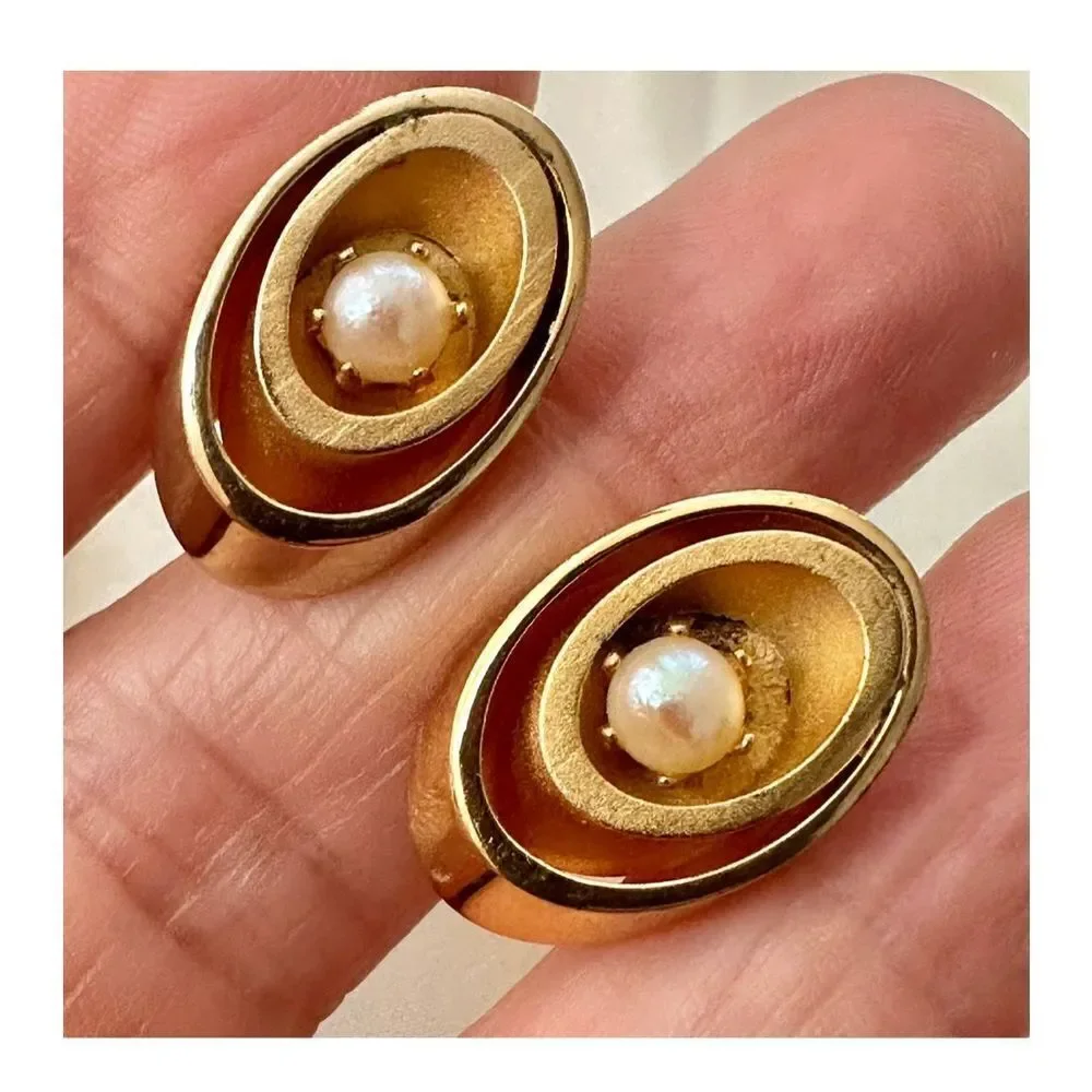 Gold tone vintage pearl cufflinks